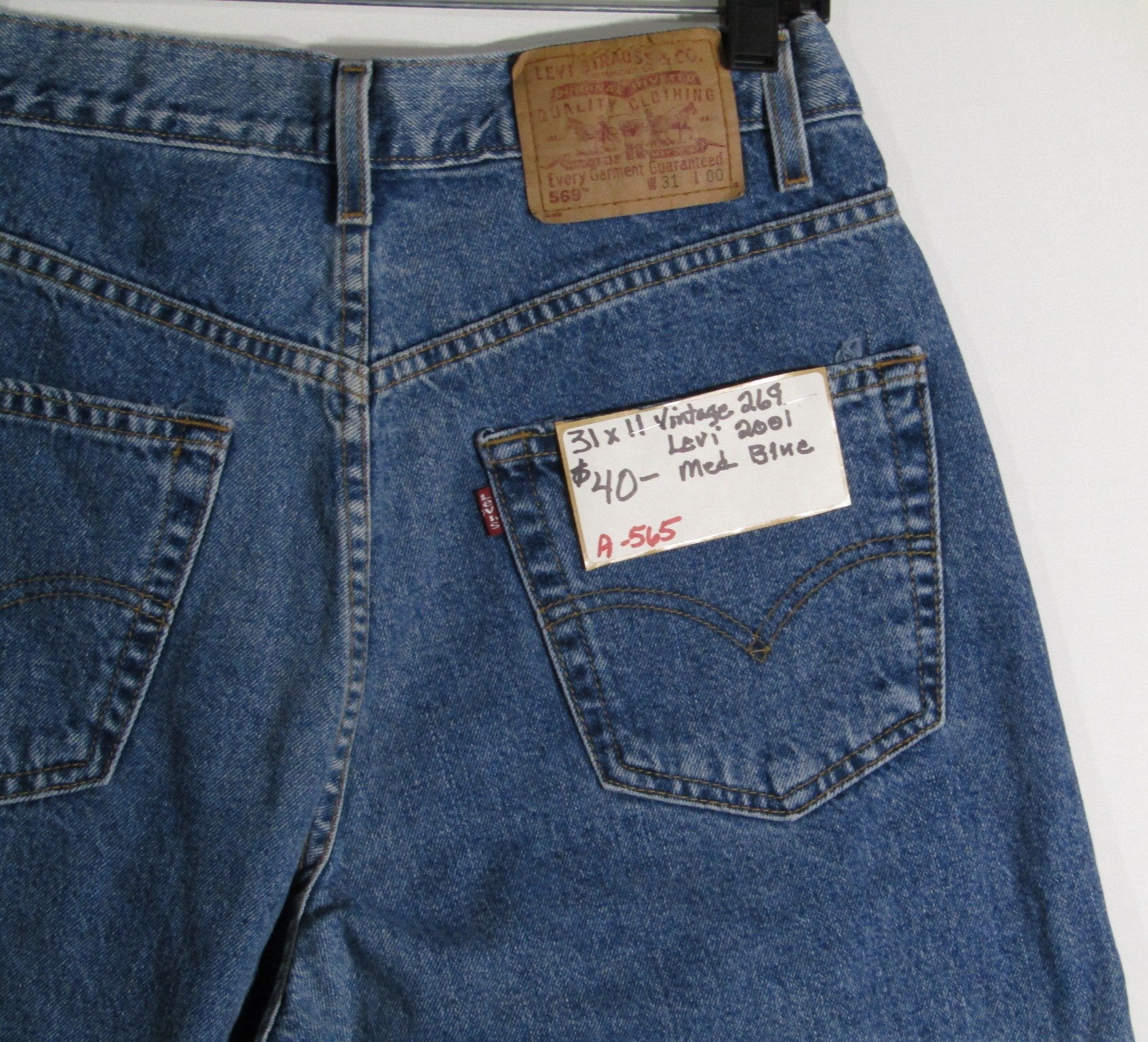 2000s Vintage Levi 569 blue Jean shorts size 31