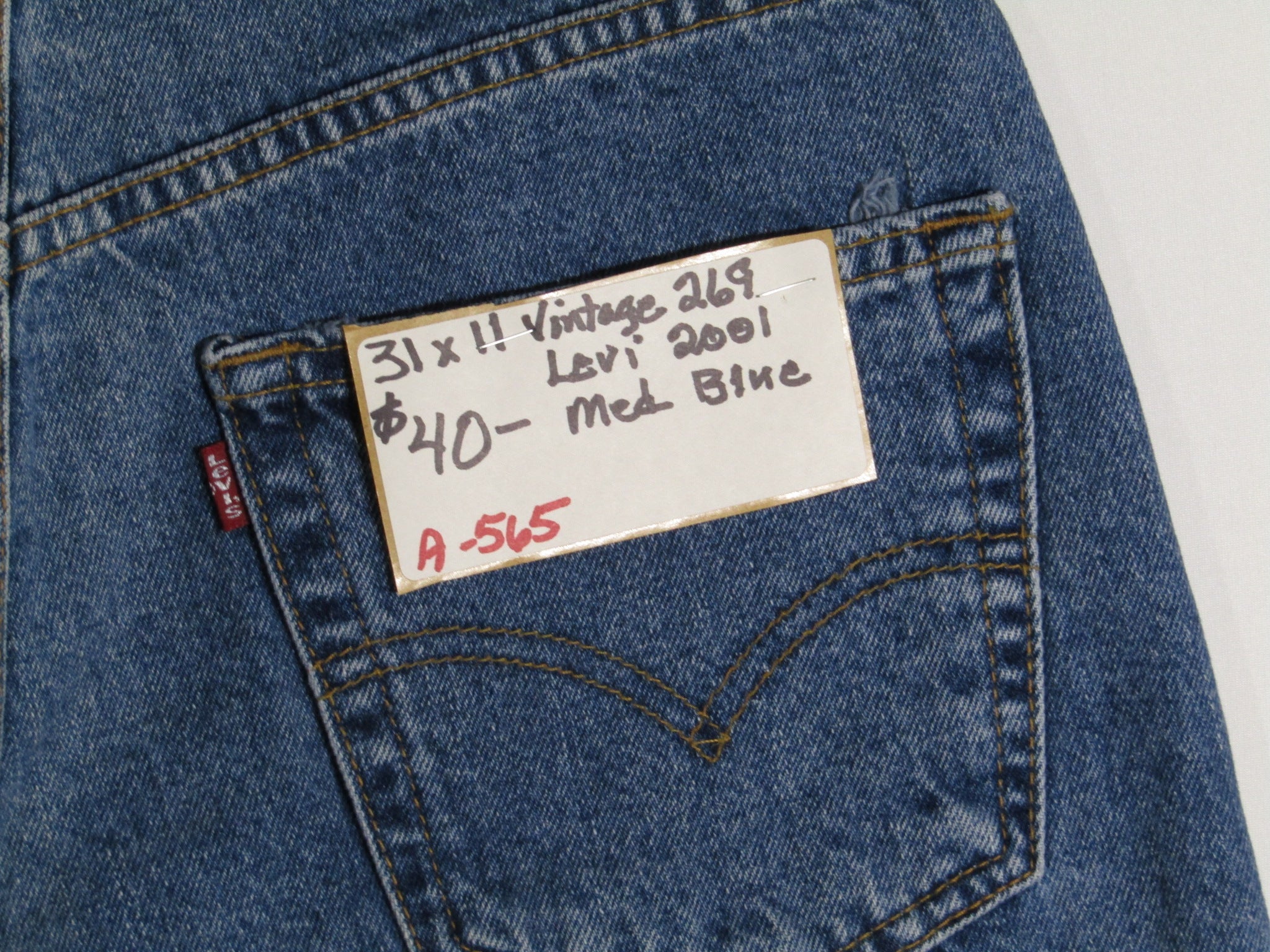 2000s Vintage Levi 569 blue Jean shorts size 31