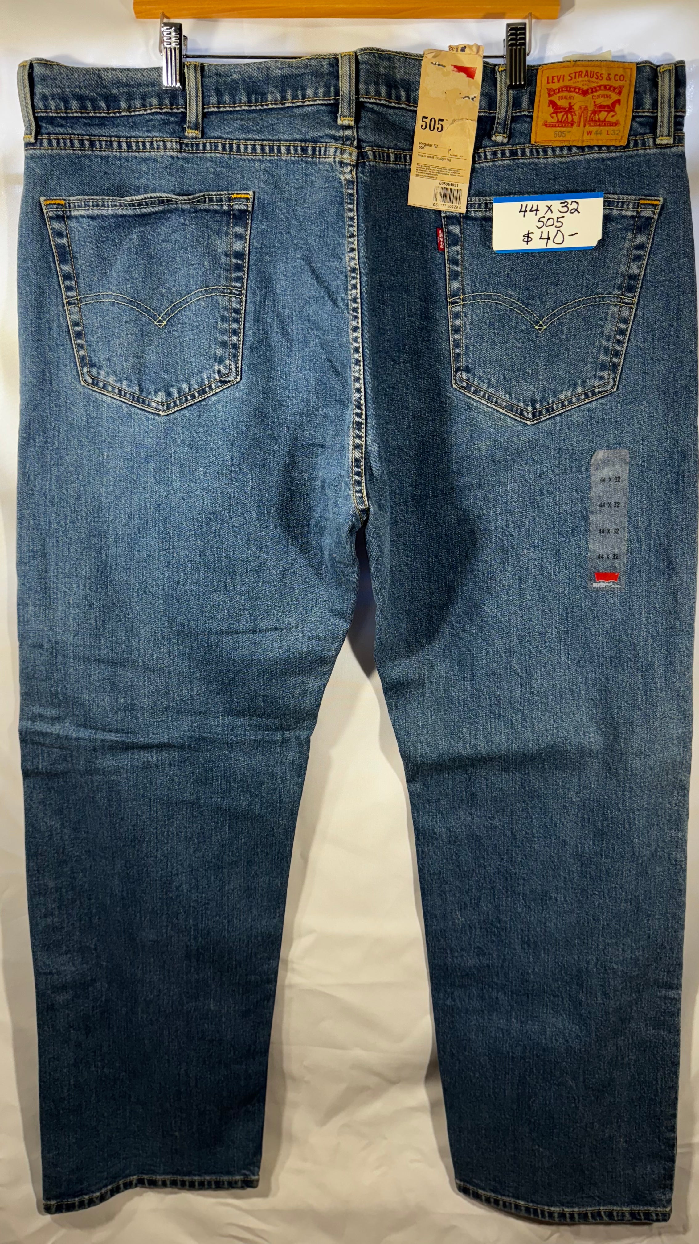 Mens Jeans - Levis 505 44 x 32 - NWT