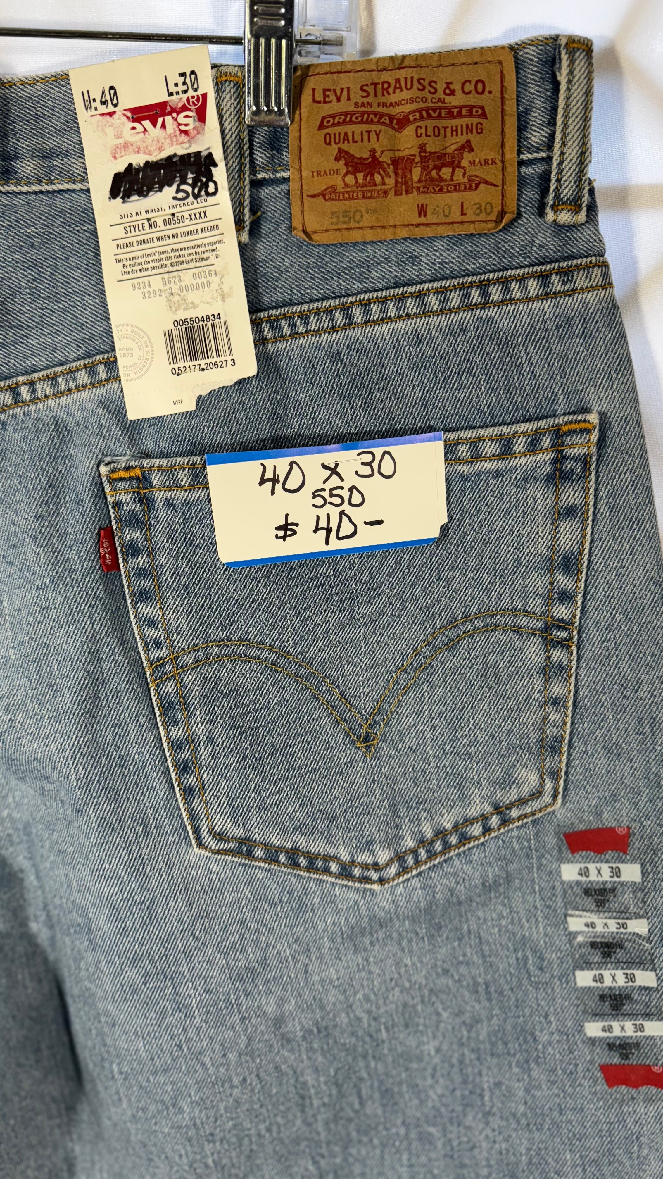 Mens Jeans - Levis 550 40 x 30 - NWT