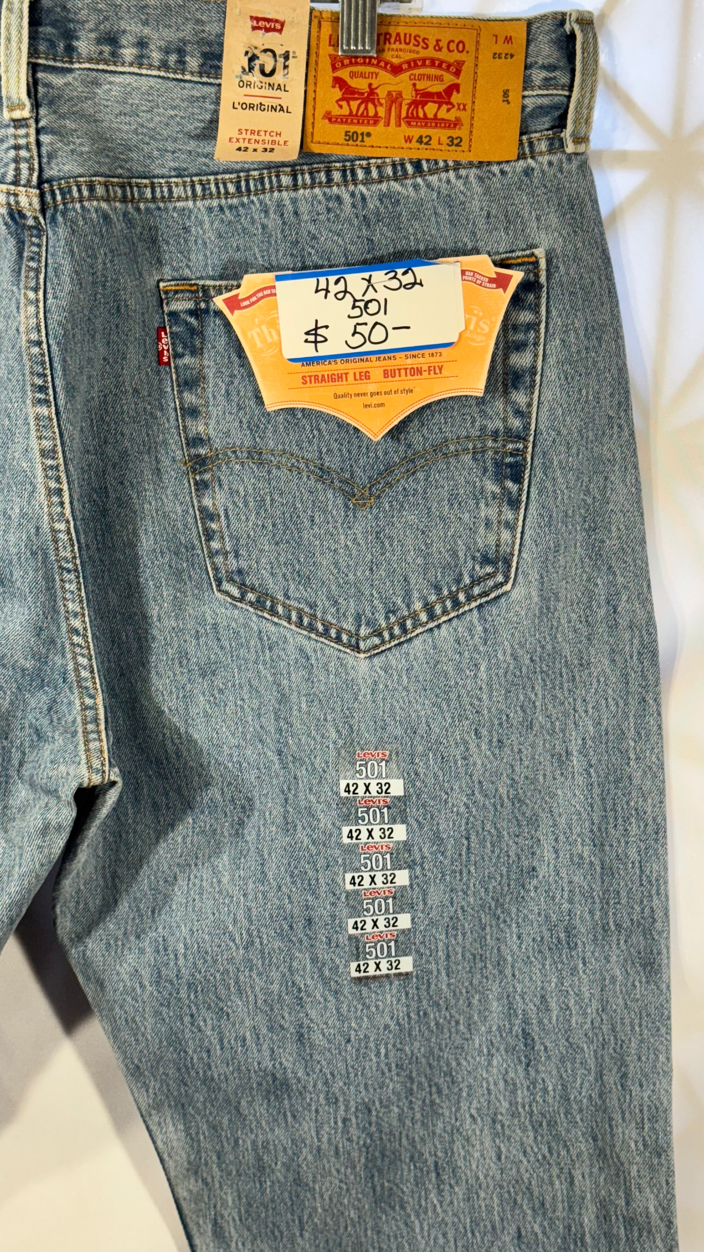 Mens Jeans - Levis 501 42 x 32 - NWT stonewash