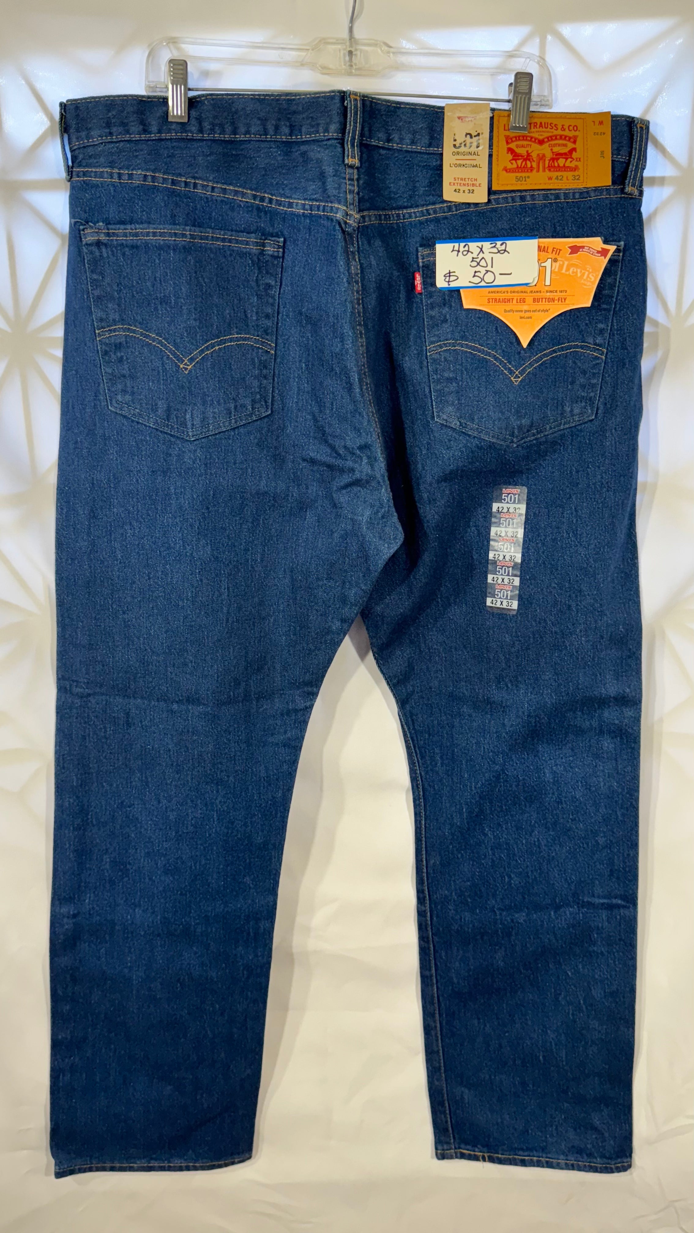 Mens Jeans - Levis 501 42 x 32 - NWT