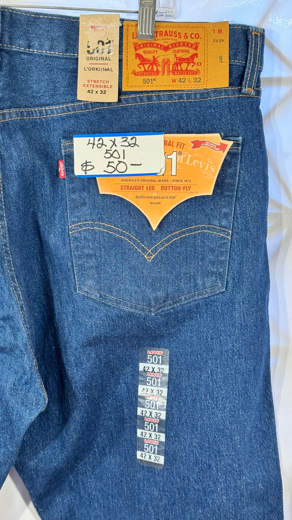 Mens Jeans - Levis 501 42 x 32 - NWT